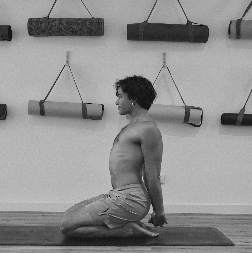 Gianmarco in una pratica di yoga